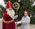 Bild: obe
Der Nikolaus (Oliver Becher) überreichte an Marianne Fütterer für die Neusorger Familienhilfe eine Spende.