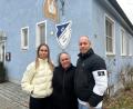 Bild: ck
Luca Bosio mit seiner Mutter Caterina Mantovan sowie Daria Panibratets vor dem Vereinsheim des SV Altenstadt bei Vohenstrauß. Caterina Mantovan wird die Sportgaststätte Anfang Januar als neue Pächterin übernehmen. Pizza, Pasta und Salate stehen dann auf der Speisekarte des Sportheims.