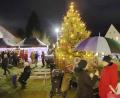 Bild: war
Schirme sind bei der Dorfweihnacht in Etzenricht am Samstagabend nur sporadisch notwendig. Vom Wetter lassen sich die Gäste aber nicht aufhalten und verbringen ein paar schöne Stunden am Dorfplatz.