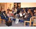 Bild: gi
Die Musikschule Moosbach präsentierte ein Weihnachtskonzert auf verschiedenen Instrumenten unter der Leitung des neuen Musikschulleiters Benedikt Scheidler (links).