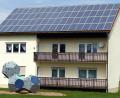 Bild: lgc
Das Dach des sogenannten „Lehrerwohnhauses“ in der Schulstraße wurde 2003 vom Verein ProSIS mit einer Bürgersolaranlage versehen die dann rund 220 000 KW grünen Strom produzierte.