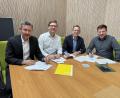 Bild: Tobias Reitmeier/exb
Daniel Liegl, Leiter des Bayernwerk Kundencenters in Schwandorf, Kommunalbetreuer Wolfgang Dumm und Andre Zorger, Leiter Kommunalmanagement Ostbayern, zusammen mit Bürgermeister Peter Neumeier (von links) bei der Vertragsunterzeichnung.