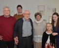 Bild: dob
Die 90 Jahre sieht man Horst Wildenblanck wahrlich nicht an. Sein Sohn Rainer (links) und seine Tochter Birgit (Dritte von rechts) gratulierten genauso herzlich, wie Zweiter Bürgermeister Uli Münchmeier (Zweiter von links). Enkelin Yasmin und Urenkelin Stella (von rechts) freuen sich mit ihrem Opa und Uropa über dessen Gesundheit.