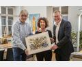 Bild: Thomas Graml, Stadt Amberg
Michaela Grammer (Mitte) übergibt die grafisch notierten Werke ihres Vaters H.E. Erwin Walther an das Stadtarchiv Amberg, vertreten durch Stadtarchivar Dr. Andreas Erb (links) und Oberbürgermeister Michael Cerny.