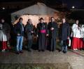 Bild: Justus Schneider
Die Außenkrippe auf dem Poppenrichter Dorfplatz erhält den Segen (vorn, von links): Krippenbeauftragter Martin Gerstacker, Künstler Karl Heinz Stoiber, Bischof Rudolf Voderholzer, Pfarrer Dominik Mitterer und Bürgermeister Hermann Böhm.