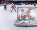 Bild: Tobias Neubert
Unwiderstehlich: Tyler Ward (links) hämmert im Powerplay die Scheibe zum zwischenzeitlichen 6:0 in die Maschen des Crimmitschauer Gehäuses.