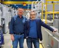 Bild: jut
"Wir sind ein bisschen in Vergessenheit geraten", sagt Personalleiter Peter Fiedler (links) über die Heidelberg Web Carton Converting GmbH in Weiden. Dabei sei die Firma auf ihrem Gebiet doch ein Weltmarktführer – auch dank der Innovationen von Werner Schwab (rechts).