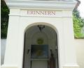 Bild: Jürgen Zach / Don Bosco Ensdorf
Eine unscheinbare Gedenkstätte erinnert auf dem Gelände des Klosters Ensdorf an 149 Salesianer Don Boscos, die nicht mehr aus dem Zweiten Weltkrieg zurückkehrten.
