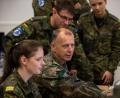 Archivbild: Bundeswehr/Martina Pump
Generalmajor Jürgen Setzer besucht das „Blue Team Deutschland“ bei der größten Nato-Cyberabwehr-Übung mit Teams aus 22 Ländern.