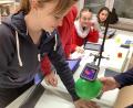 Bild: hdk
Mit dem Klimakoffer und einer Wärmebildkamera konnten die Schüler der Realschule Auerbach tolle Experimente machen.