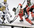 Bild: Hubert Ziegler
Tomas Plihal (rechts) vom ERSC Amberg haut sich gegen Geretsried voll rein. Am Ende reichte es wenigstens zu einem Punkt.