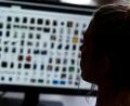 Symbolbild: Arne Dedert/dpa
Eine Kriminaloberkommissarin sitzt vor einem Auswertungscomputer bei Ermittlungen wegen sexuellem Missbrauch. Ein 30-Jähriger musste sich nun vor dem Schwandorfer Schöffengericht wegen des Besitzes von solch verbotenem Material verantworten.