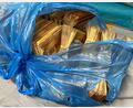 Bild: Polizeipräsidium Niederbayern/dpa
Polizisten finden etwa eine Million Euro Bargeld in Plastiktüten.