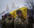 Bild: picture alliance/dpa/AP|Evgeniy Maloletka
Soldaten der Ehrengarde tragen den Sarg eines ukrainischen Offiziers während einer Trauerfeier in Kiew.