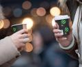Bild: picture alliance/dpa | Sebastian Gollnow
Drei Café-to-go brachte ein Unbekannter zu Marlene Kellermann und ihren Freunden, die eine Autopanne auf der B22 hatten.
