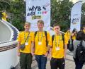 Bild: Bohmann
Joshua Pfadenhauer, Jannik Bohmann und Lucas Prütting (von links) vom Bienenzuchtverein Sulzbach-Rosenberg messen sich zurzeit in Dubai bei der Weltmeisterschaft der Jungimker mit anderen Nationen.