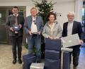 Bild: Laura Kohl, Landratsamt Schwandorf/exb
Marianne Wolf und Stiftungsbeirat Heiner Sauren überreichen die Geschenke an Landrat Thomas Ebeling und den Leiter des Kreisjugendamtesn Martin Rothut.