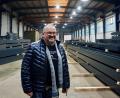 Bild: jut
Kämpferherz aus Stahl: Anton Forster steht in einer Halle seiner Weidener Stahlbaufirma. Die hat der Schirmitzer nach einer schmerzhaften Insolvenz wiederbelebt.