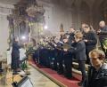 Bild: Holger Popp
Für das Konzert hatte der Katholische Kirchenchor mit Leiterin Stefanie Rüger (links) auch A-cappella-Stücke einstudiert