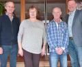 Bild: sche
Im Rahmen einer Dienstversammlung verabschiedete Bürgermeister Alwin Märkl (rechts) Inge Daucher (Mitte) in den Ruhestand und gratulierte Josef Zeitler zum 40-jährigen und Hans Ries zum 25-jährigen Dienstjubiläum (von links).