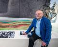 Archivbild: Armin Weigel/dpa
Günter Wetzel sitzt im Haus der Bayerischen Geschichte an einer Vitrine über seine geglückte Flucht aus der damaligen DDR. Die Flucht mit dem Heißluftballon interessiert auch Mittelschüler aus Neunburg vorm Wald bei einer Interviewrunde.