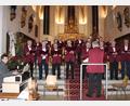 Bild: heb
Auch heuer beeindruckte der Männergesangverein 1886 Tirschenreuth mit einem festlichen Weihnachtskonzert in der Stadtpfarrkirche. Kirchenorganist Florian Löw (links) unterstützte die Sänger dabei an der Orgel.