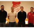 Bild: Baumann
Mike Hartlich (Zweiter von links) und Dennis Lobinger (Zweiter von rechts) sind ab der kommenden Saison die beiden Trainer der SpVgg Pfreimd. die sportlichen Leiter Michael Prey (links) und Florian Wilhelm stellten das neue Duo vor.