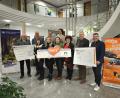 Bild: Volksbank Raiffeisenbank/Anita Gschwendt/exb
Kurz vor Weihnachten gab es in der Geschäftsstelle Waldsassen der Volksbank Raiffeisenbank Nordoberpfalz Geldpräsente für Vereine und Organisationen. Von links (vordere Reihe) Alfred Koch, Brigitte Nickl, Katja Bloßfeldt, Manuela Stier, Manuela Gatter, Markus Scharnagl und Thorsten Meier. Hintere Reihe (von links) Andreas Rosner, Corinna Männer und Imke Steinert.