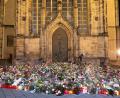 Symbolbild: Sebastian Kahnert/dpa
Zahlreiche Kerzen, Blumen und Kränze vor dem Eingang der Johanniskirche in Magdeburg. Zum Gedenken an die Opfer des Anschlags vom Freitag hat Axel Grünert aus Mitterteich eine Gedenkveranstaltung organisiert - am Montag, 23. Dezember, um 19 Uhr vorm Alten Rathaus.