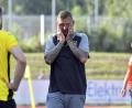 Archivbild: Hubert Ziegler
Die pure Verzweiflung bei Andreas Scheler (Mitte): Der Trainer des FC Amberg erklärte vier Tage nach der 1:7-Pleite gegen den ASV Burglengenfeld seinen sofortigen Rücktritt.