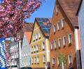 Bild: bö
Das Marktplatzensemble in Hohenburg in voller Blütenpracht. Die Gemeinde will die Ortskernsanierung angehen und leerstehende Objekte einer neuen Nutzung zuführen.