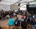 Bild: Benedikt Gradl/ELKB
Beim Bonhoeffer-Jugendtreffen in Flossenbürg stellten sich Anna-Nicole Heinrich, Präses der Synode der Evangelischen Kirche in Deutschland und Christian Kopp, Landesbischof der Evangelisch-Lutherischen Kirche in Bayern den Fragen der Teilnehmenden.