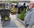 Bild: Thomas Dobler 
Heimatforscher und Historiker Alfred Wolfsteiner am Grab der Familie Küsel in Schwarzhofen. Ganz oben steht der Name von Otto Küsel, ein gebürtiger Berliner, darunter seine Frau Rosina. Die beiden haben sich nach dem Krieg in Schwarzhofen kennengelernt.