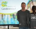 Bild: Laura Kohl, Landratsamt Schwandorf/exb
Christian Meyer präsentiert das diesjährige Landkreislauf-Shirt.