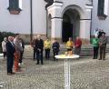 Bild: Maria Koller/exb
Zu seinem 85. Geburtstag kamen viele Menschen aus der Gemeinde, um das Leben von Ruhestandspfarrer Eduard Feichtmeier (Mitte mit Tüte in der Hand) zu feiern.