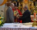 Bild: gi
Kirchenpfleger Eduard Ach (links) und Pfarrer Udo Klösel überreichen an den scheidenden Mesner Gerhard Uschold (rechts) zur Erinnerung eine geschnitzte Holzfigur des Kirchenpatrons von Etzgersrieth, dem Heiligen Georg.