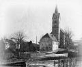 Bild: Archiv Thomas Sporrer
Das Zentrum von Griesbach zu Kriegszeiten, mit der vorgelagerten Schule vor der Kirche. Erst 1959 wurde diese abgerissen und in der Folge mit dem Kriegerdenkmal bebaut. Am Kirchturm baumelte das weiße Bettlaken, das fast noch einen Griesbacher das Leben gekostet hätte.