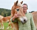 Bild: Petra Hartl
Der Haflingerzüchter Alois Kumeth mit einem seiner Lieblinge.