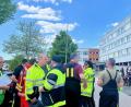 Bild: Gabi Schönberger
Gut zwei Stunden sind Rettungsdienste und Polizei am Gymnasium Eschenbach im Einsatz.