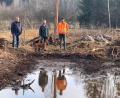 Bild: Nicole Rochelt/Stadt Schönsee/exb
Der Waldumbau hat begonnen: Förster Michael Forster (Bildmitte) informiert Bürgermeister Reinhard Kreuzer (links) und Armin Ebnet vom technischen Bauamt (rechts) darüber.