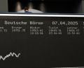 Archivbild: Arne Dedert/dpa
Nach dem massivem Einbruch der Aktienkurse (wie hier an der Börse in Frankfurt) zeigt sich nun Erholung auf den Märkten. Robert Beer analysiert die Lage.