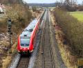 Archivbild: Hösamer
Zwischen Hof und Regensburg fahren die Regionalzüge noch immer mit Diesel statt Strom. Um sie zu elektrifizieren, braucht es wohl eine neue Trasse, die auch Weiden berührt.
