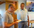 Bild: Houschka
Der dienstälteste Fensterbacher Gemeinderat Franz Ziegelmeier (rechts) amtiert ab sofort als weiterer Stellvertreter des im Krankenstand befindlichen Bürgermeisters Christian Ziegler. Florian Adam (links), der seit Monaten die Amtsgeschäfte zu leiten hat, nimmt ihm den Eid ab.