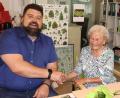 Bild: mfh
Bürgermeister Stefan Frank gratuliert Käthe Royer zu ihrem 100. Geburtstag.