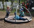 Bild: Arnold Koch [ak] (arnoldkoch@cook-online.de)
In Frankenberg gibt es einen neuen Kinderspielplatz. Die Geräte haben die Feuertaufe schon mal überstanden.