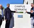 Bild: lue
Aus der ehemaligen Realschule wird das 18. Technologietransferzentrum in Bayern. Am Freitag enthüllten der bayerische Ministerpräsident Markus Söder (Dritter von links) und Staatsminister für Wissenschaft und Kunst Markus Blume (Dritter von rechts) das neue Schild vom Campus Kemnath.