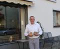 Bild: mrr
Bäckermeister Georg Grosser präsentiert stolz zwei Kapellenbrotlaibe für den guten Zweck zur Schloßbergkapellensanierung.