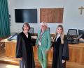 Bild: bl
Die Robe ist wichtig: Da sind sich Anna Strauß (links) und Katharina Bauer (rechts) mit Amtsgerichtsdirektorin Michaela Frauendorfer einig. Während ihre Chefin noch als "Exotin" in der Rechtswissenschaft gestartet ist, fühlt sich für die jungen Richterinnen eine Karriere in der Justiz schon viel selbstverständlicher an.
