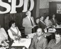 Bild: Archiv SPD-Ortsverein Püchersreuth
Josef Roll (stehend) war nicht nur Mitbegründer des SPD-Ortsvereins Püchersreuth vor 60 Jahren, er war auch Jahrzehnte lang Vorsitzender und von 1966 bis 2014 für seine Partei Mitglied im Gemeinderat.