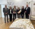 Bild: Anja Peltzer/Stadt Marktredwitz
Die Sieger des Architektenwettbewerbs Schulzentrum stehen fest. Oberbürgermeister Oliver Weigel (rechts) und Landrat-Stellvertreter Roland Schöffel (links) gratulierten (von links) Eileen Kühne (Dipl.-Ing. Architektin), Ellen Dettinger (Dipl.-Ing. Architektin), Rita Lex-Kerfers (Landschaftsarchitektin und Stadtplanerin BDLA) und Elisabeth Maier (B.Eng. Univ. Landschaftsarchitektur).